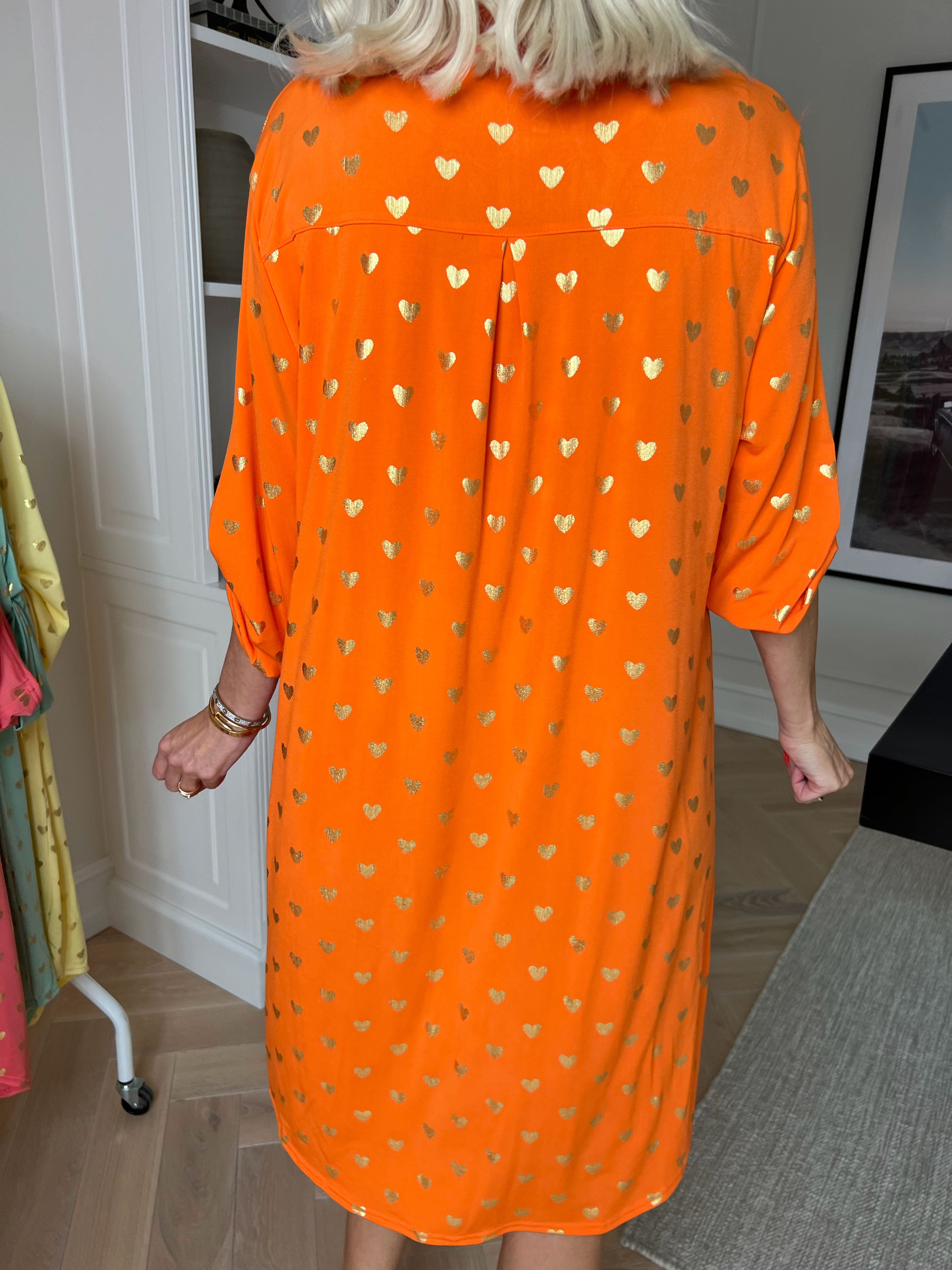 Ebba Gold Heart - Plus size resårklänning med guldfärgade hjärtdetaljer